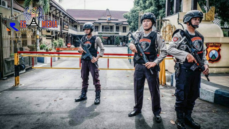 Tampak personel Polres Lumajang tengah melakukan penjagaan ekstra ketat di depan Mapolres setempat.