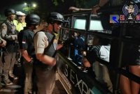 Kapolres Lumajang (AKBP M. Arsal Sahban) menghimbau langsung kepada warga yang menaiki mobil bak terbuka dengan membawa sound sistem agar berbalik arah pulang.