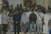 Caption: Mantan Bupati Gorontalo Drs. H. David Bobihoe Akib, M.Sc, MM di dampingi istri Rahmiyati Jahya, SPd saat foto bersama warga Dungaliyo.