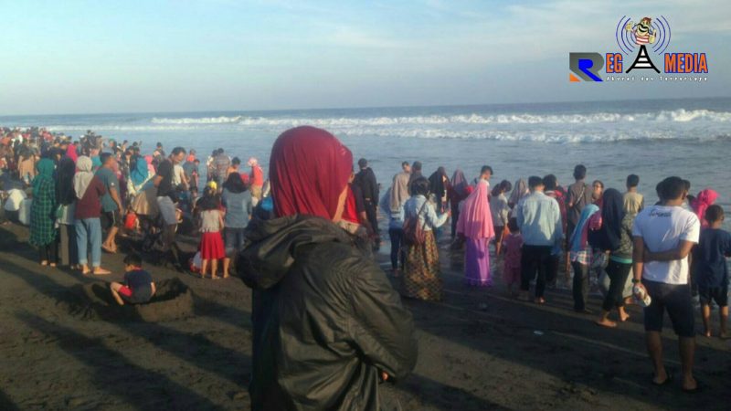 Wisatawan padati Pantai Jetis sembari menikmati nuansa keindahannya.