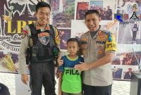 Firlan bocah asal Karang Anyar, Jawa Tengah, pose bersama Komandan Tim Cobra (kanan) AKBP Muhammad Arsal Sahban.