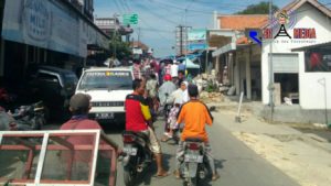 Pasar Perempatan Karang Penang Sampang Macet Total