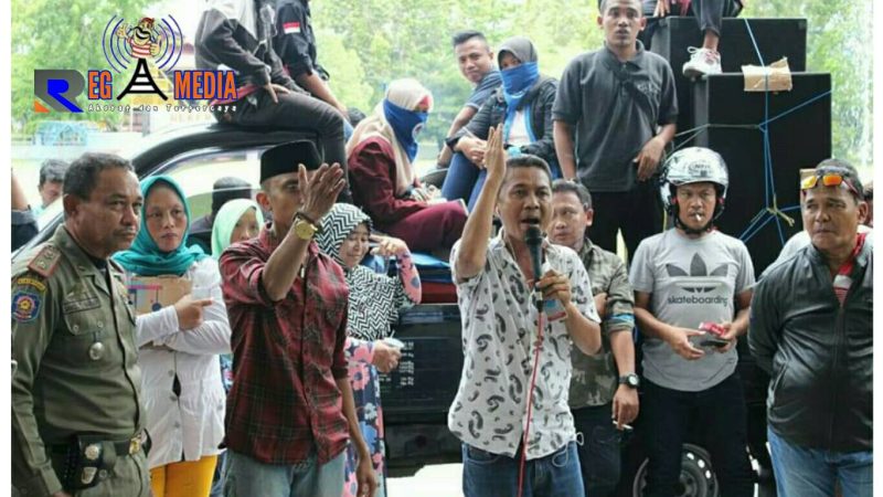 Salah satu aktifis dan politisi di Gorontalo (Rahmat Mamonto)  menyampaikan orasi saat berunjuk rasa. 