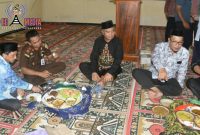 Bupati Prof. Dr. Ir. Nelson Pomalingo, M.Pd & Kajari Kabgor DR. Supriyanto, SH. MH saat mencicipi hidangan perayaan lebaran ketupat. 