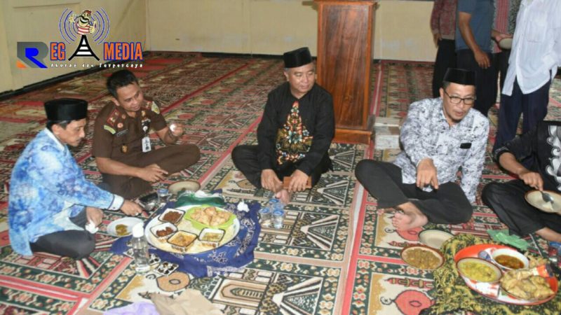 Bupati Prof. Dr. Ir. Nelson Pomalingo, M.Pd & Kajari Kabgor DR. Supriyanto, SH. MH saat mencicipi hidangan perayaan lebaran ketupat. 