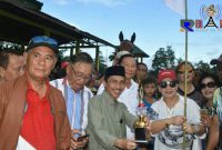 Bupati Nelson Pomalingo Saat Menyerahkan Hadiah Kepada Pemenang Lomba Pacuan Kuda. 