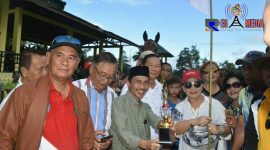 Bupati Nelson Pomalingo Saat Menyerahkan Hadiah Kepada Pemenang Lomba Pacuan Kuda. 