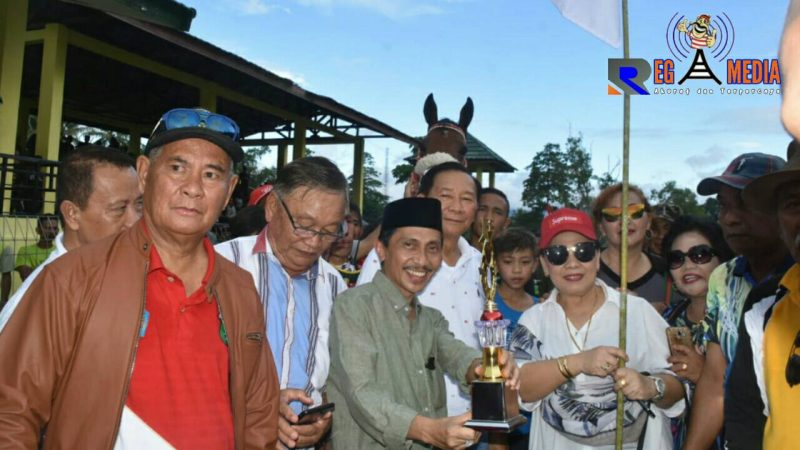 Bupati Nelson Pomalingo Saat Menyerahkan Hadiah Kepada Pemenang Lomba Pacuan Kuda. 