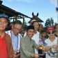 Bupati Nelson Pomalingo Saat Menyerahkan Hadiah Kepada Pemenang Lomba Pacuan Kuda. 