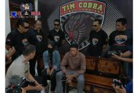 LM (istri pelaku HR) saat diintrogasi langsung oleh Kapolres Lumajang AKBP M. Arsal Sahban diruang Tim Cobra.