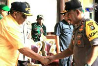 Terlihat Gubernur Gorontalo (Rusli Habibie) dan Kapolda Gorontalo (Brigjen Pol Rachmad Fudail) saling berjabat tangan.