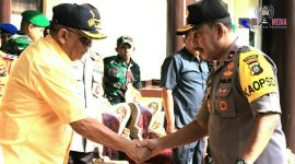Terlihat Gubernur Gorontalo (Rusli Habibie) dan Kapolda Gorontalo (Brigjen Pol Rachmad Fudail) saling berjabat tangan.