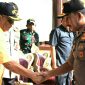 Terlihat Gubernur Gorontalo (Rusli Habibie) dan Kapolda Gorontalo (Brigjen Pol Rachmad Fudail) saling berjabat tangan.
