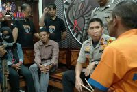 Kapolres Lumajang (AKBP. Muhammad Arsal Sahban) mengintrogasi langsung pelaku (HR), target pelaku (Hartono) dan istri pelaku (LM) di ruang Tim Cobra.