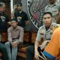 Kapolres Lumajang (AKBP. Muhammad Arsal Sahban) mengintrogasi langsung pelaku (HR), target pelaku (Hartono) dan istri pelaku (LM) di ruang Tim Cobra.