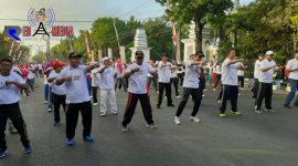 Forkopimda (baris terdepan) saat senam bersama dengan ribuan masyarakat Sampang.