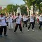 Forkopimda (baris terdepan) saat senam bersama dengan ribuan masyarakat Sampang.