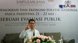 Peneliti SMRC Sirajuddin Abbas dalam pemaparan survei di Kantor SMRC, Jakarta.