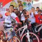 Kapolres Blitar (AKBP. Anisullah M Ridha) pose bersama dengan para pemenang doorprize dalam kegiatan ngontel bareng.