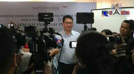 Peneliti SMRC (Sirajuddin Abbas) saat diwawancara awak media.