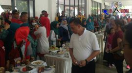 Walikota Ajay M Priatna saat melihat peserta perlobaan makanan di kompleks perkantoran Pemkot Cimahi.