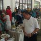 Walikota Ajay M Priatna saat melihat peserta perlobaan makanan di kompleks perkantoran Pemkot Cimahi.
