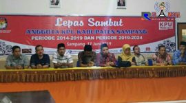 Mantan komisioner KPUD Sampang beserta komisioner terpilih didampingi sekretaris KPUD Sampang.