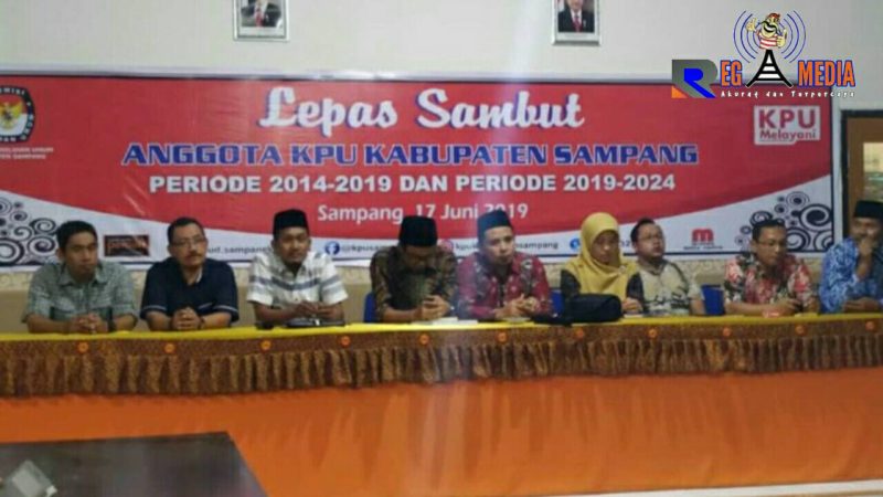 Mantan komisioner KPUD Sampang beserta komisioner terpilih didampingi sekretaris KPUD Sampang.