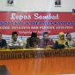 Mantan komisioner KPUD Sampang beserta komisioner terpilih didampingi sekretaris KPUD Sampang.