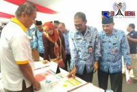 Kepala Disnaker Kabupaten Blitar, Haris Susianto (kanan) saat kunjungi stan kegiatan.