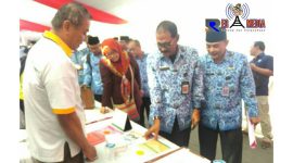 Kepala Disnaker Kabupaten Blitar, Haris Susianto (kanan) saat kunjungi stan kegiatan.