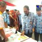 Kepala Disnaker Kabupaten Blitar, Haris Susianto (kanan) saat kunjungi stan kegiatan.