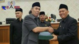 Walikota Bandung Oded M. Danial usai rapat paripurna.