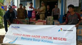 Perwakilan dari beberapa BUMN serah bantuan berupa makanan siap saji kepada korban banjir di Konawe, Sulawesi Tenggara.