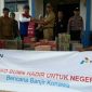 Perwakilan dari beberapa BUMN serah bantuan berupa makanan siap saji kepada korban banjir di Konawe, Sulawesi Tenggara.