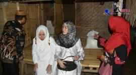 Ketua tim penggerak PKK Kab. Gorontalo Fory Naway (jilbab hitam) saat meninjau langsung rumah Opa Gani Olii.