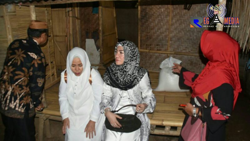 Ketua tim penggerak PKK Kab. Gorontalo Fory Naway (jilbab hitam) saat meninjau langsung rumah Opa Gani Olii.