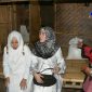 Ketua tim penggerak PKK Kab. Gorontalo Fory Naway (jilbab hitam) saat meninjau langsung rumah Opa Gani Olii.