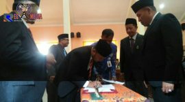 Ketua DPRD Sampang Juhari tengah menandatangani pengesahan Perda RPJMD 2019 - 2024.