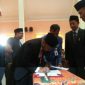 Ketua DPRD Sampang Juhari tengah menandatangani pengesahan Perda RPJMD 2019 - 2024.