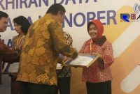 Kepala Badan Keuangan Kabupaten Gorontalo (Dra. Dewi Masita Usman) saat menerima penghargaan.