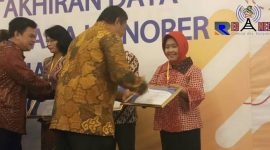 Kepala Badan Keuangan Kabupaten Gorontalo (Dra. Dewi Masita Usman) saat menerima penghargaan.