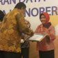 Kepala Badan Keuangan Kabupaten Gorontalo (Dra. Dewi Masita Usman) saat menerima penghargaan.