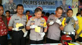 Kapolres Sampang (AKBP Budhi Wardiman) didampingi Wakapolres dan Kabag Ops menunjukkan barang bukti yang digunakan para tersangka.
