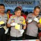 Kapolres Sampang (AKBP Budhi Wardiman) didampingi Wakapolres dan Kabag Ops menunjukkan barang bukti yang digunakan para tersangka.