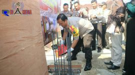 Kapolres Bangkalan (AKBP Bobby Paludin Tambunan) saat peletakan batu pertama renovasi gedung kantor pelayanan SIM.