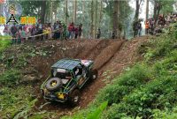 Warga Lumajang antusias menyaksikan keseruan para off roader saat menjelajahi tebing gunung semeru.