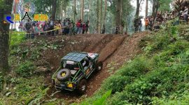 Warga Lumajang antusias menyaksikan keseruan para off roader saat menjelajahi tebing gunung semeru.
