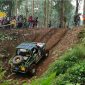 Warga Lumajang antusias menyaksikan keseruan para off roader saat menjelajahi tebing gunung semeru.
