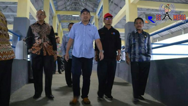 Bupati Hamim Pou didampingi Sekda Bonbol Ishak Ntoma dan Sekda Buol Suprizal Yusuf saat mengunjungi mini ranch pengembangan sapi potong di Kabupaten Buol. 

(Foto: Abd. Kadir Pakaya, Humas Bonebol)